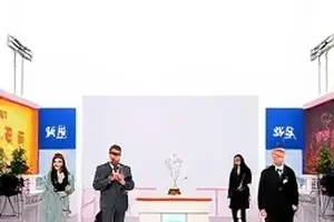 狗仔镜头的第47分钟封面，停车场灯光下的长焦画面