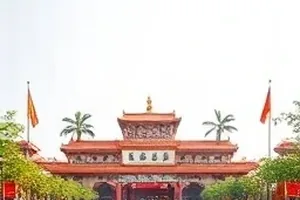 咖啡店门口的偶遇帧封面，玻璃门上映出两个模糊身影
