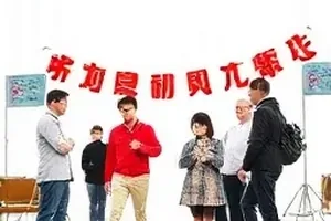 颁奖礼后台三十秒封面，走廊灯光下拉长的影子